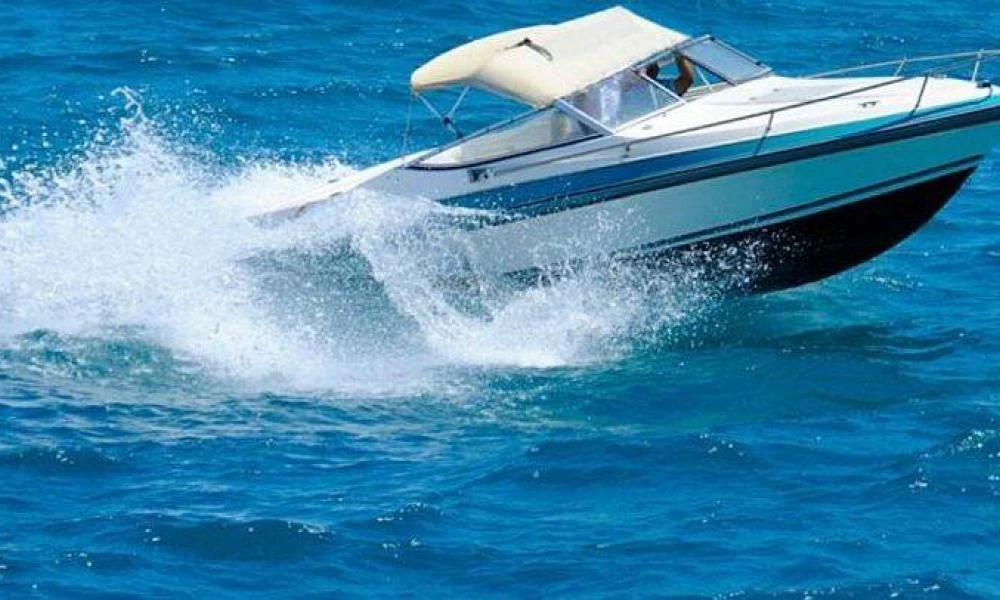 Ταχύπλοο τραυμάτισε λουόμενο στην Κάρυστο Ευβοίας